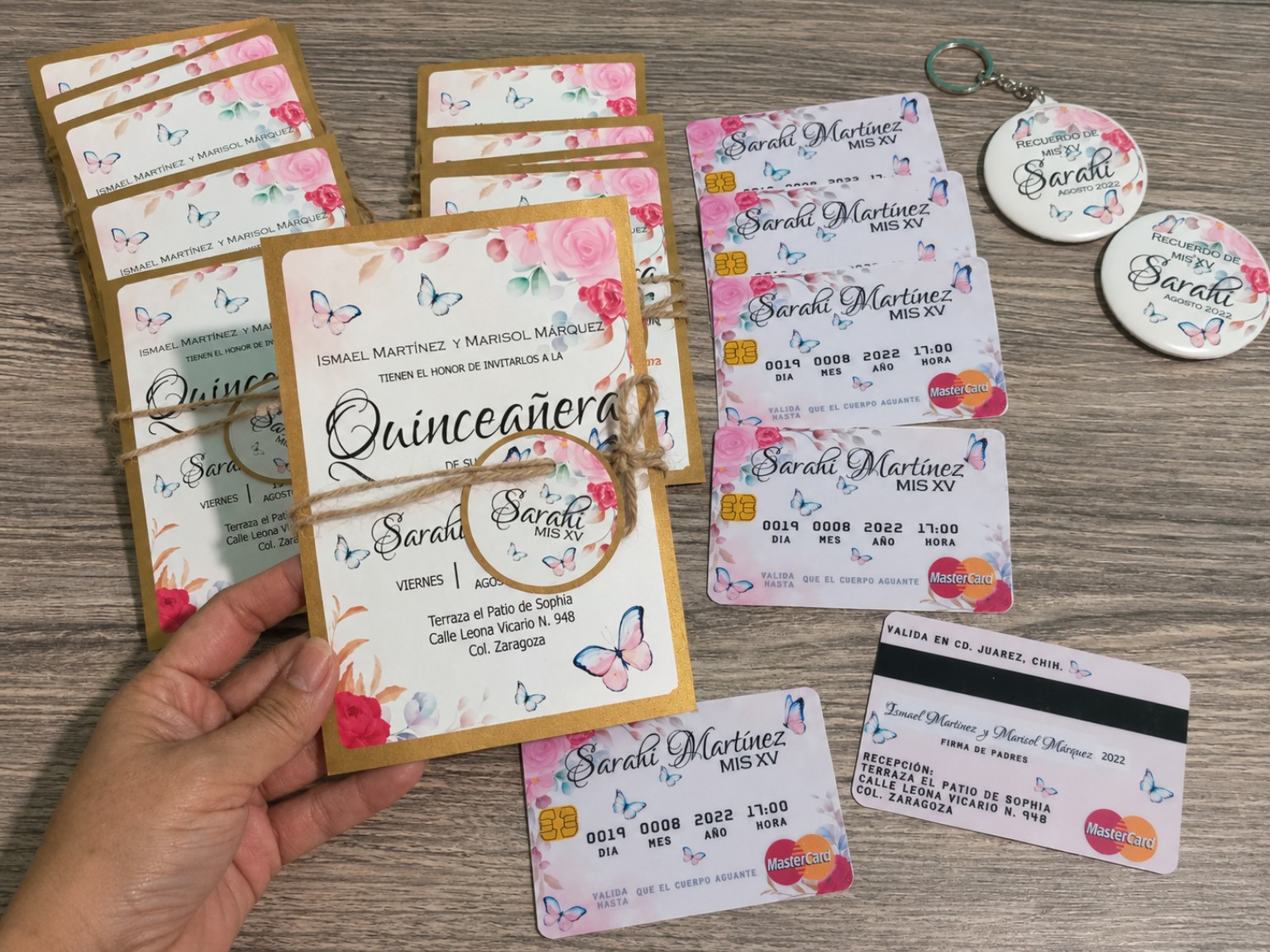 Invitaciones, credenciales y recuerdos personalizados para XV años