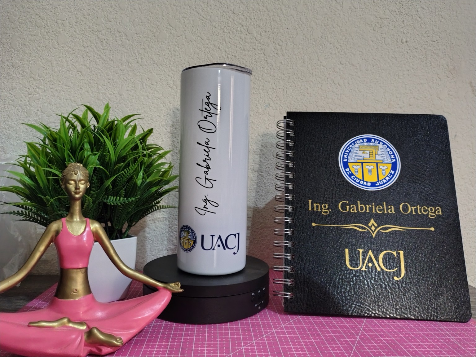 Termo y libreta personalizados para profesionista de la UACJ