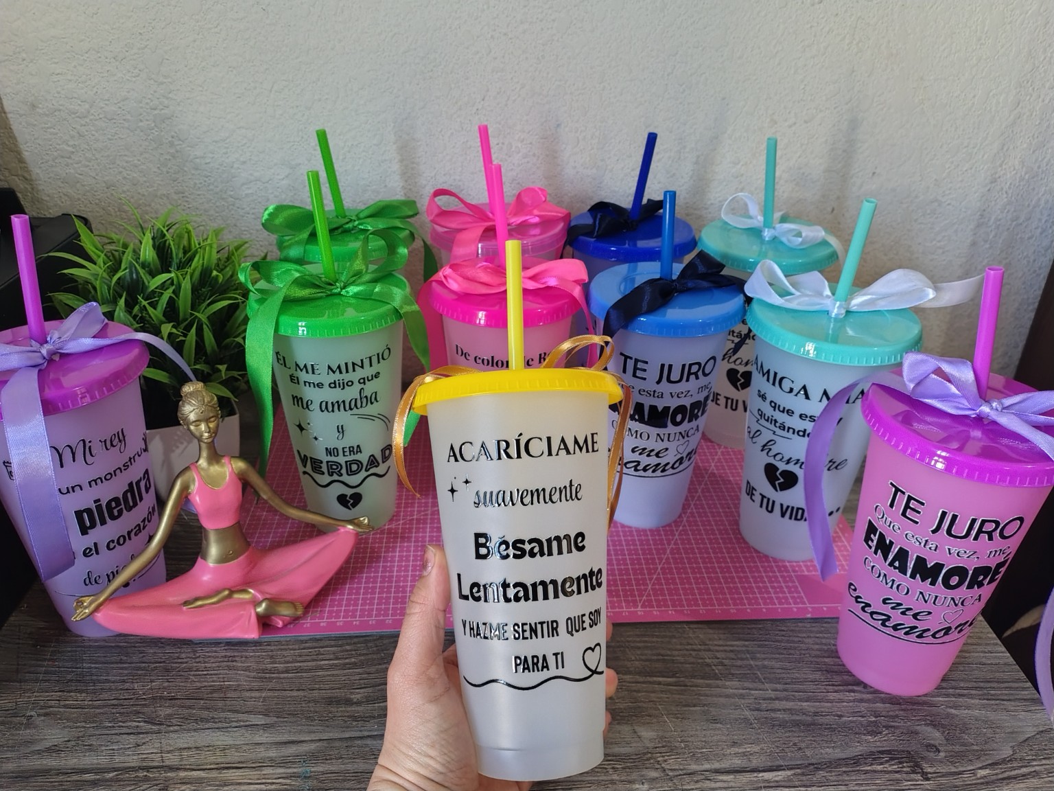 Vasos personalizados con frases y moños de colores